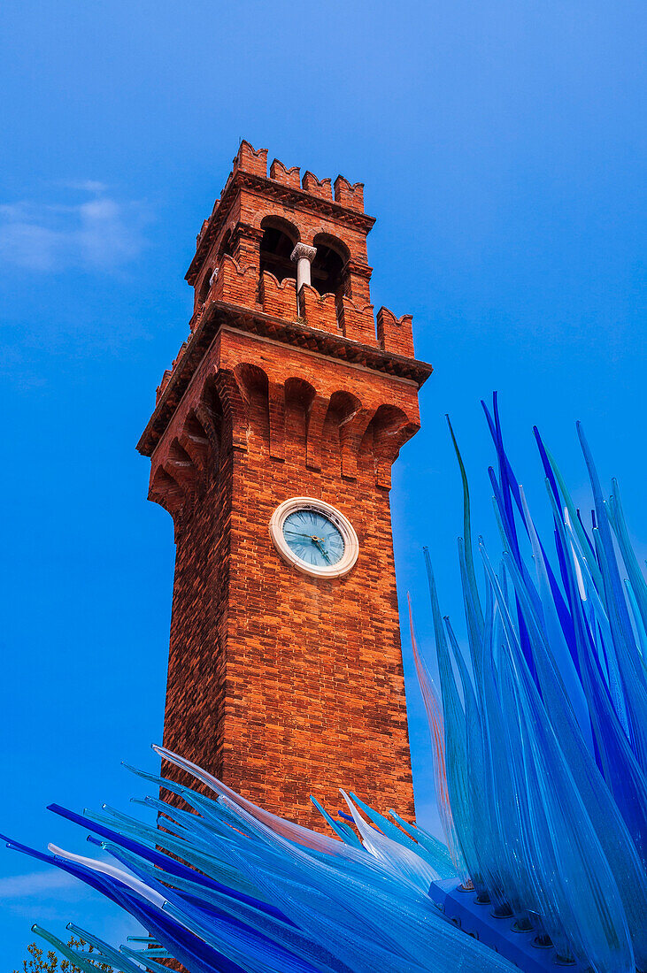 Uhrenturm (Campanile Santo Stefano) und Kometen-Glassterne-Skulptur (Cometa di Vetro) im Campo Santo Stefano auf der Insel Murano in Venetien; Murano, Venedig, Italien