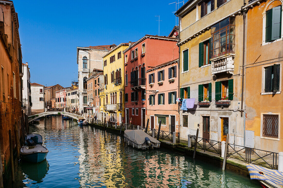 Typische Gebäude und das Leben am Kanal an einem sonnigen Tag in Venetien; Venedig Italien