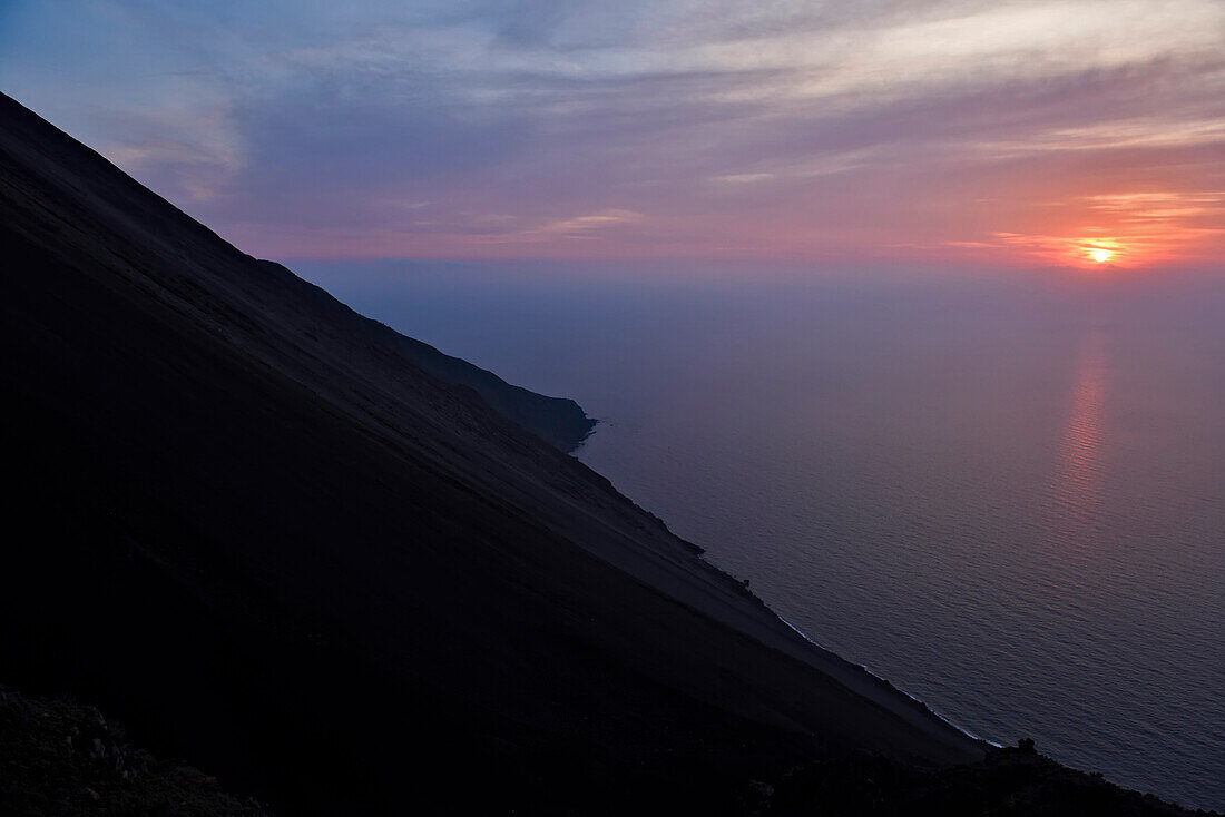 Küstenlinie der Insel Stromboli bei Sonnenuntergang; Insel Stromboli, Italien.