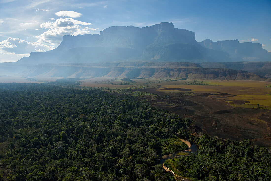 Die südlichen Klippen des Auyan Tepui; Gran Sabana, Venezuela.