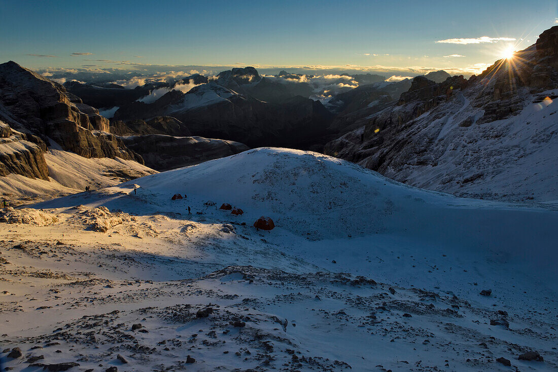 Das Basislager eines Expeditionsteams auf Conturines Spitze in den italienischen Dolomiten; Cortina d'Ampezzo, Dolomiten, Italien.