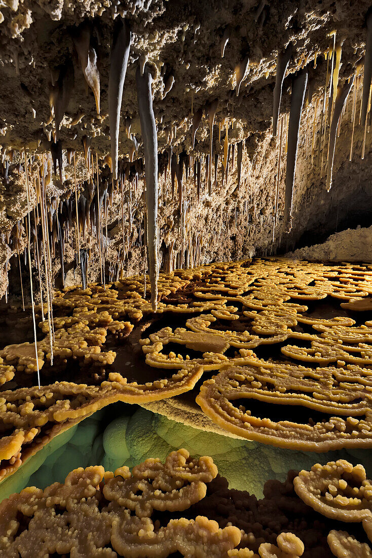 Randsteine, Stalaktiten und ein Wasserbecken am Castrovalva-See in der Lechuguilla-Höhle; Carlsbad Caverns National Park, New Mexico.