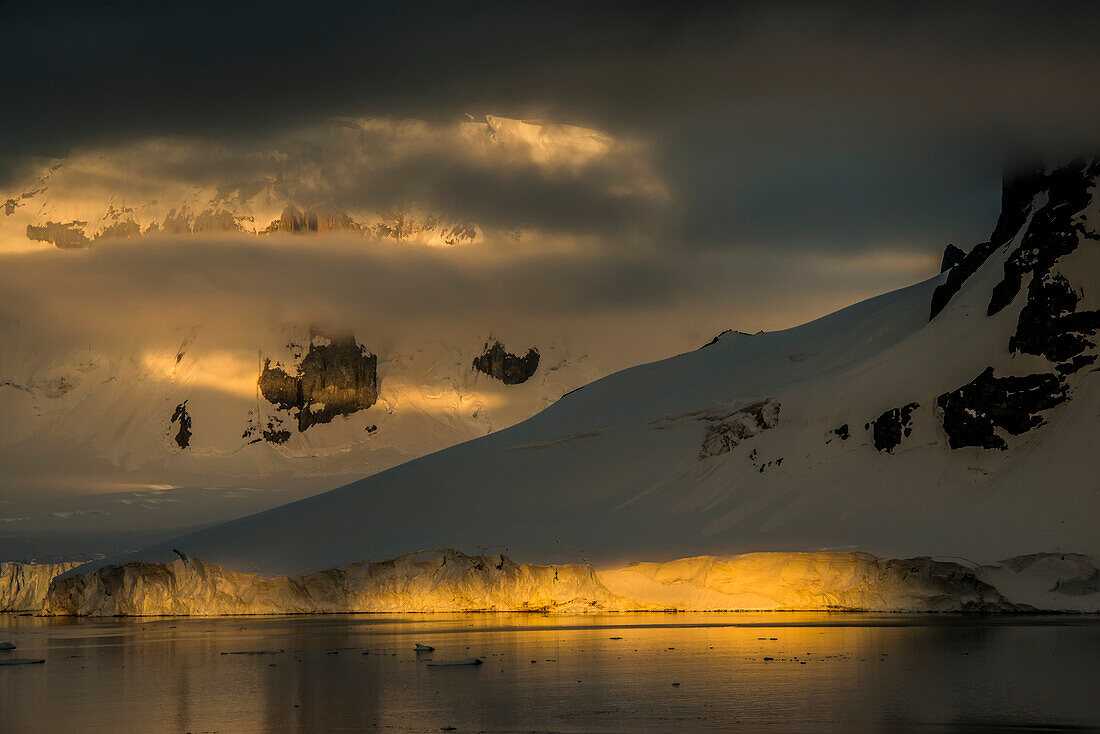 Dramatisches frühmorgendliches Licht beleuchtet Darco Island in der Antarktis; Antarktis