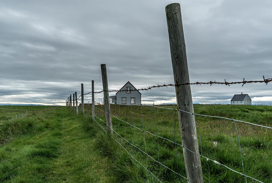 Bauernhofgebäude und Draht- und Pfostenzaun auf einem Bauernhof auf Flatey Island, Teil einer Gruppe von etwa vierzig großen und kleinen Inseln und Inselchen in Brei??r im nordwestlichen Teil von Island; Westliche Inseln, Island