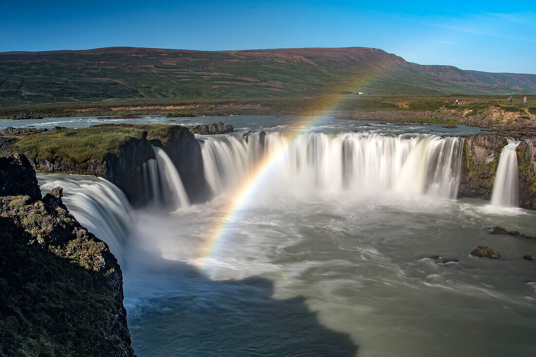 Atemberaubender Blick auf den Go?ss-Wasserfall mit einem Regenbogen. Godafoss ist ein Wasserfall im Norden Islands, etwa 45 Minuten von Akureyri, der zweitgrößten Stadt Islands, entfernt. Das Wasser, das dem Fluss Skj?andaflj?? entspringt, stürzt aus einer Höhe von 36 Fuß; Husavik, North Central Region, Island