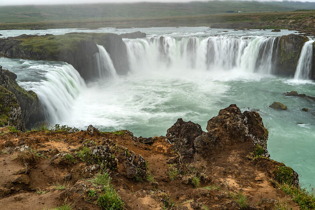 Überblick über den Go?ss-Wasserfall. Godafoss liegt im Norden Islands, etwa 45 Minuten von Akureyri, der zweitgrößten Stadt Islands, entfernt. Das Wasser, das aus dem Fluss Skj?andaflj?? stammt, stürzt aus einer Höhe von 36 Fuß; Nord-Zentral-Region, Island