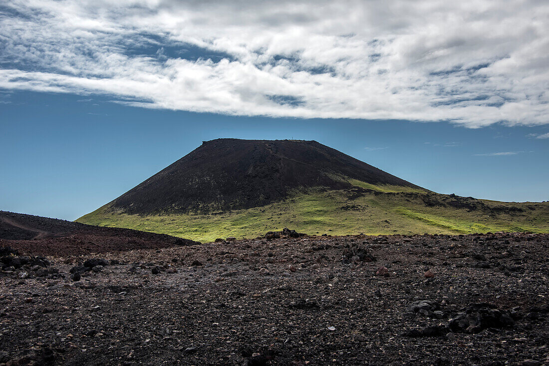 Der Vulkan Eldfell auf der Insel Heimaey, die zu den Westmännerinseln gehört, einem Archipel von etwa 15 Inseln an der Südküste Islands, entstand vor etwa 11.000 Jahren. Der Vulkan explodierte am 23. Januar 1973, als die gesamte Insel evakuiert wurde, mit Ausnahme von 300 Menschen, die zurückblieben, um den Lavastrom mit Wasserschläuchen zu bekämpfen; Insel Heimaey, Island