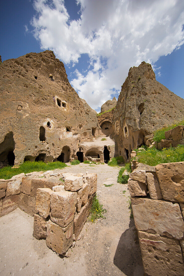 Blick auf die Felsenkirchen und in Stein gehauenen Höhlenwohnungen des Soganli-Tals in der Provinz Nevsehir; Kappadokien, Türkei