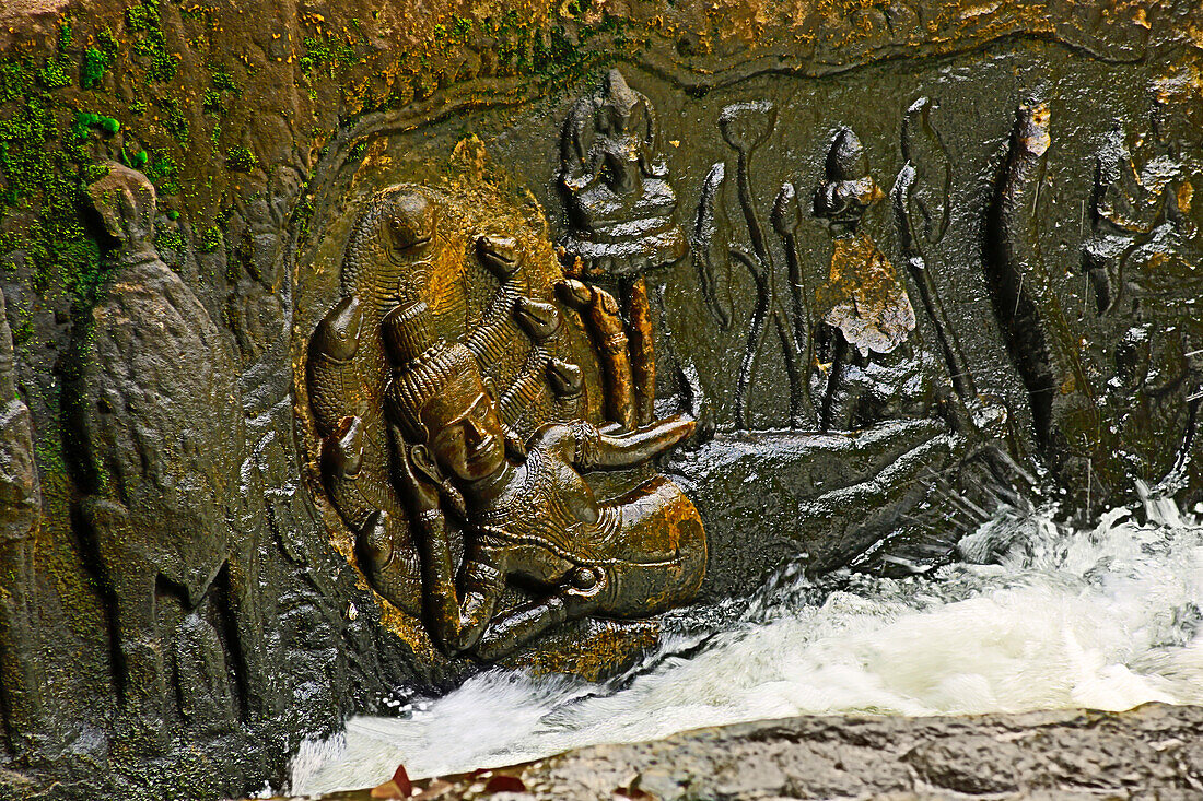 Nahaufnahme der steinernen Flachrelief-Skulpturen am Kbal Spean (dem Fluss der tausend Lingas) etwa 50 Meilen östlich von Angkor; Siem Reap, Kambodscha