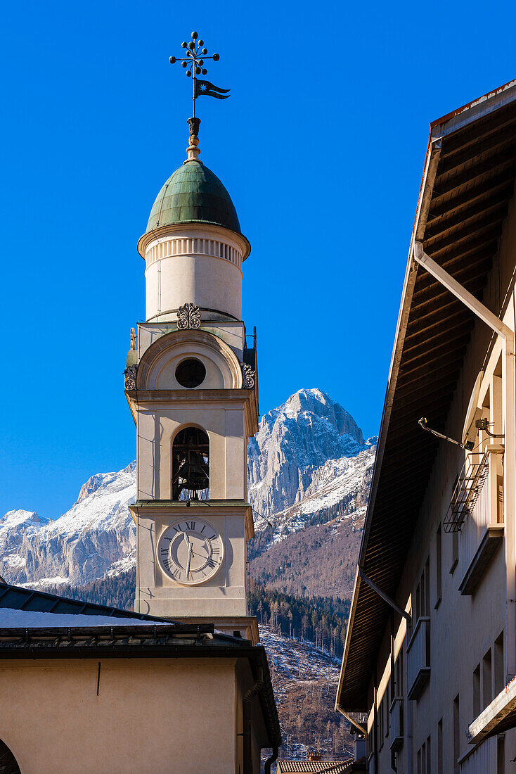 Nahaufnahme des Uhrenturms von Santa Maria Nascente in Agordo in der Provinz Belluno; Dolomiten, Italien