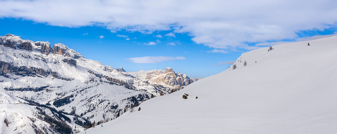 Blick auf die verschneiten Hänge und Gipfel der Monti Alti di Ornella am Alto Agordino im Bezirk Belluno in der Region Venetien in den Dolomiten; Dolomiten, Italien