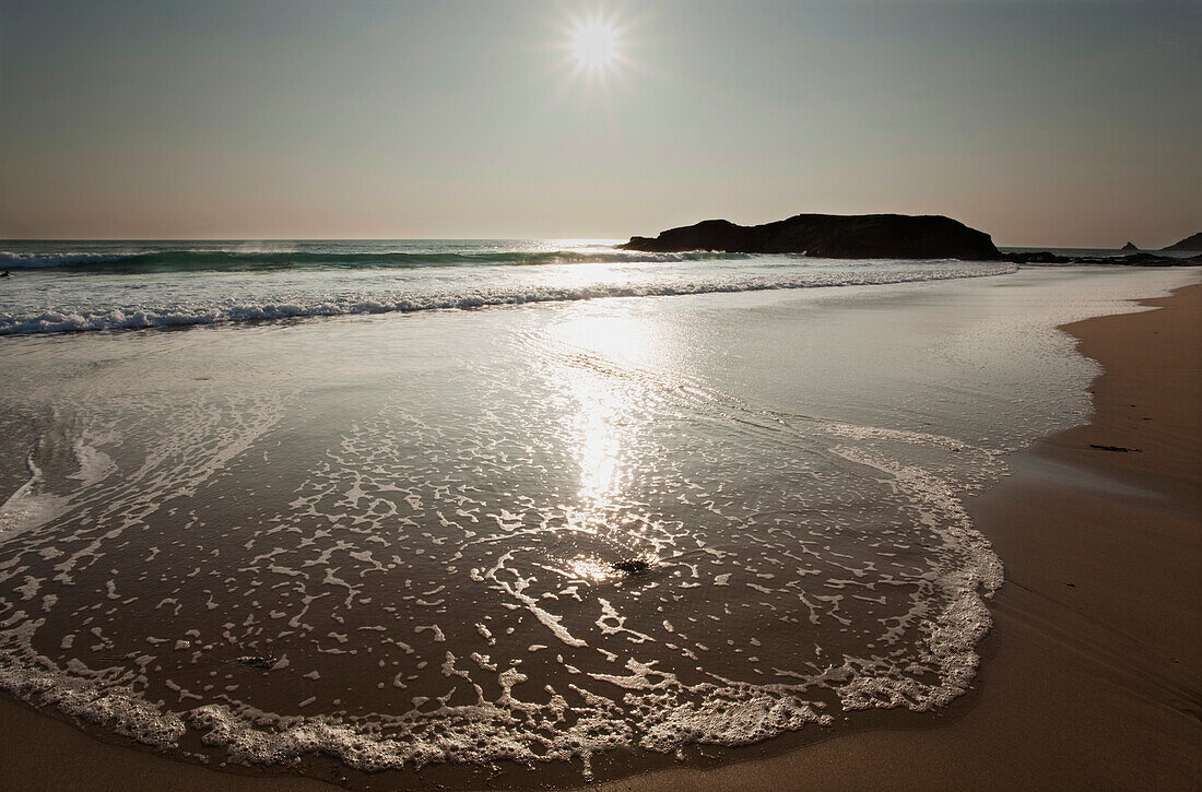 Sanfte Wellen und Brandung am Sandstrand von Constantine Bay Beach bei Padstow; Constantine Bay, Cornwall, England, Großbritannien