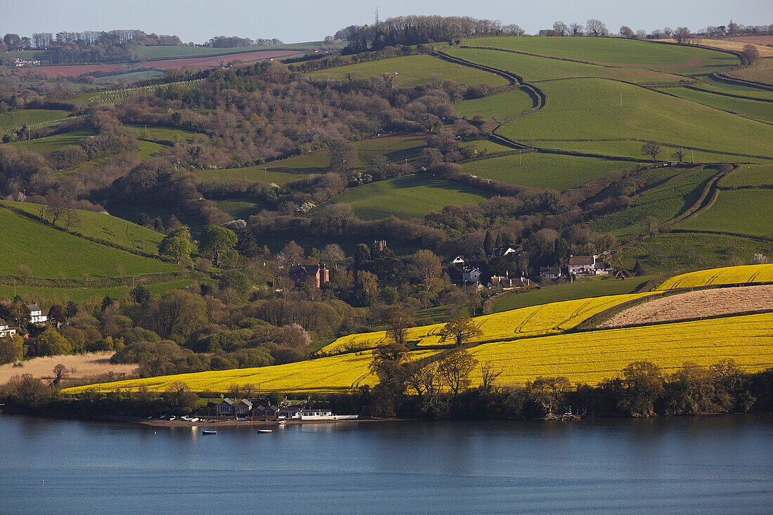 Malerisches Ackerland auf sanften Hügeln entlang der Mündung des Flusses Teign, nahe der Stadt Teignmouth, in Devon, Südwestengland; Devon, England