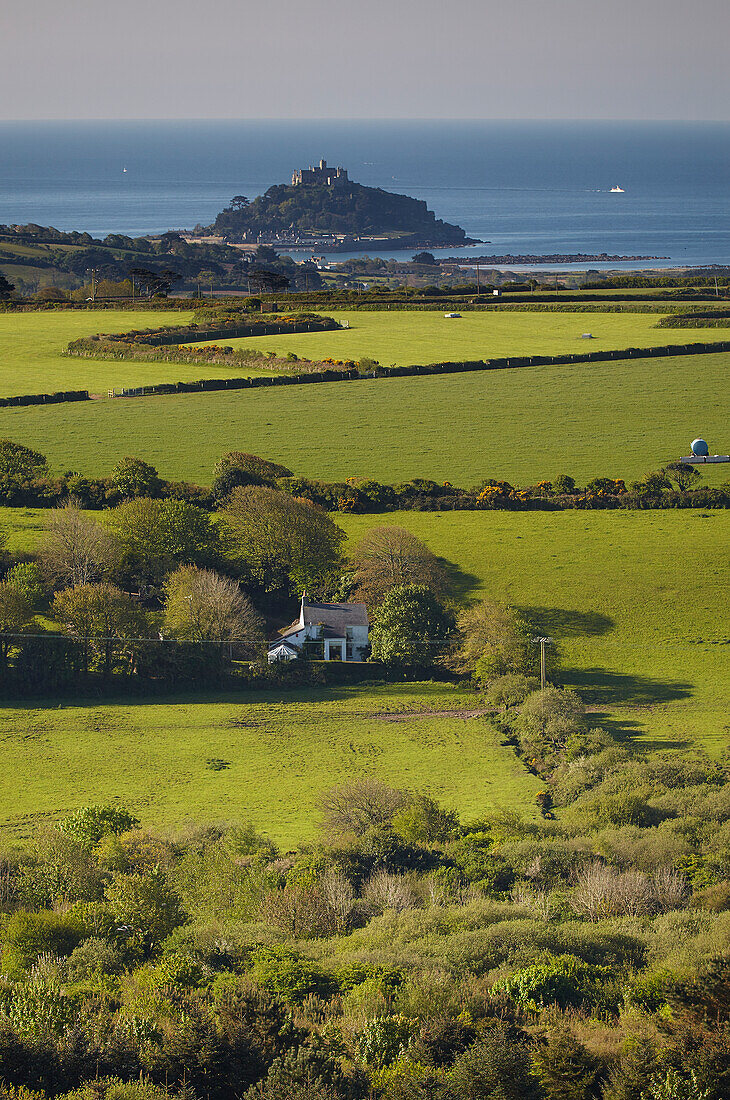 Grünes Ackerland und Blick auf St Michael's Mount vom Trencrom Hill bei St Ives aus gesehen; Cornwall, England, Großbritannien
