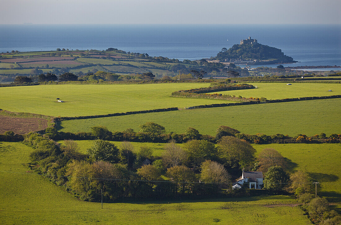 Grünes Ackerland und Blick auf St Michael's Mount vom Trencrom Hill bei St Ives aus gesehen; Cornwall, England, Großbritannien