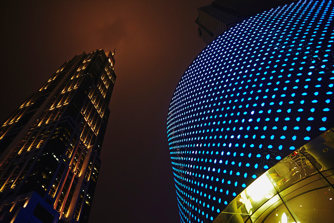 Nahaufnahme von Gebäuden mit Lichtern vor dem Hong Kong Plaza in der Nähe von Xintiandi; Shanghai, China