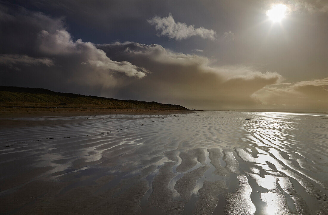 Stürmisches Sonnenlicht am Strand von Berrow, nahe Burnham-on-Sea; Somerset, England, Großbritannien