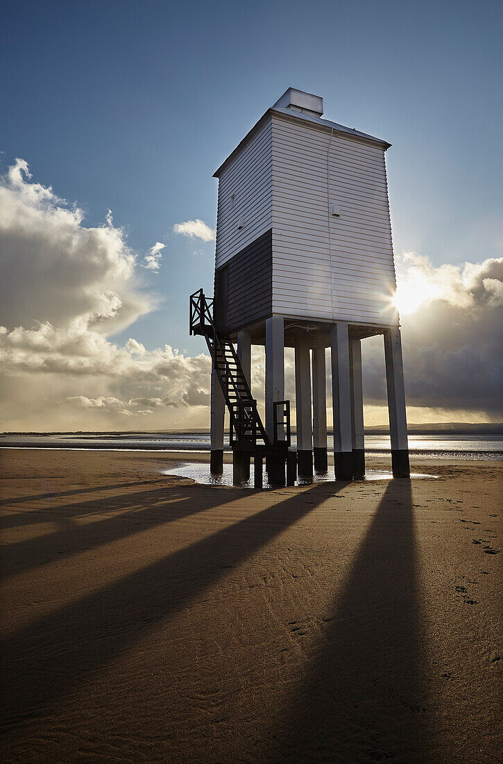 Ein alter hölzerner Leuchtturm am Strand von Burnham-on-Sea; Somerset, England, Großbritannien