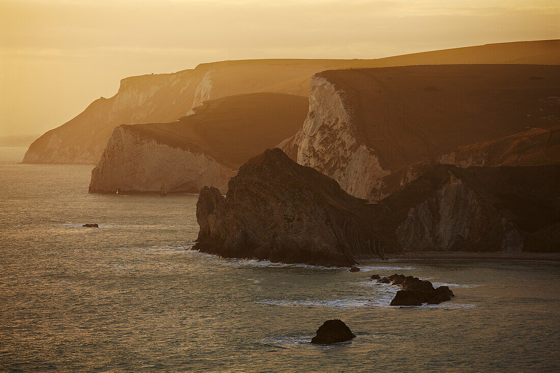 Kreidefelsen um Durdle Door, entlang der Jurassic Coast Weltkulturerbestätte bei Sonnenuntergang, Dorset, Großbritannien; Dorset, England