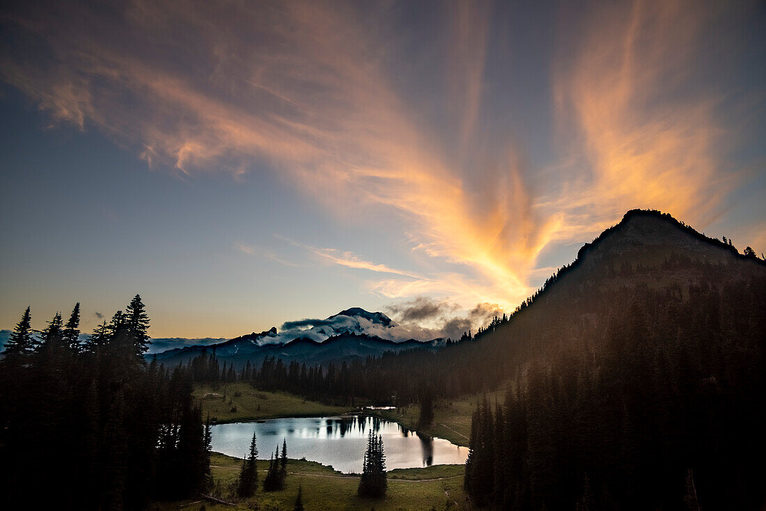 Sonnenuntergangsfarben auf Federwolken über dem Mount Rainier vom Tipsoo Lake im Mount Rainier National Park aus gesehen; Enumclaw, Washington, Vereinigte Staaten von Amerika