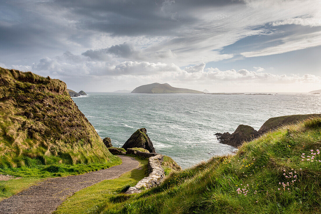 Blick von der Dingle-Halbinsel mit den Skellig-Inseln am Horizont; Dingle, County Kerry, Island