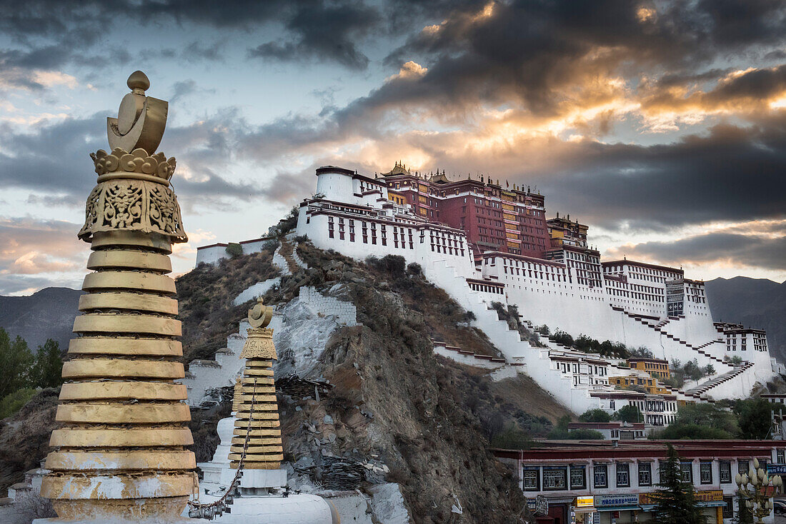 Potala Palast mit Stupas im Vordergrund bei Sonnenaufgang; Lhasa, Tibetische Autonome Region, Tibet