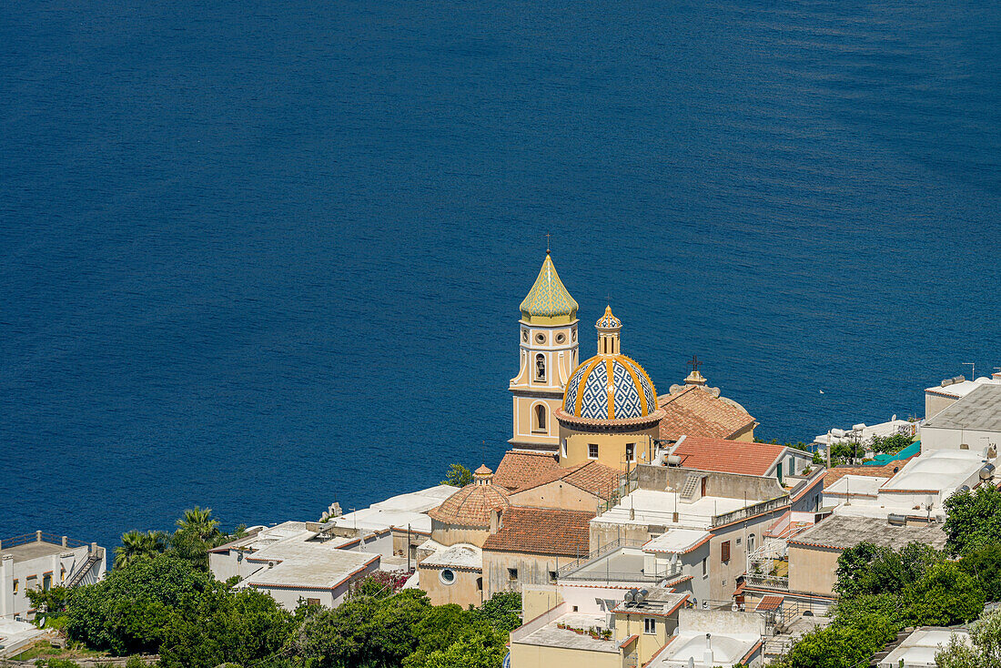 Die gekachelte Kuppel der Parrocchia Di San Gennaro in der Stadt Praiano an der Amalfiküste; Praiano, Salerno, Italien
