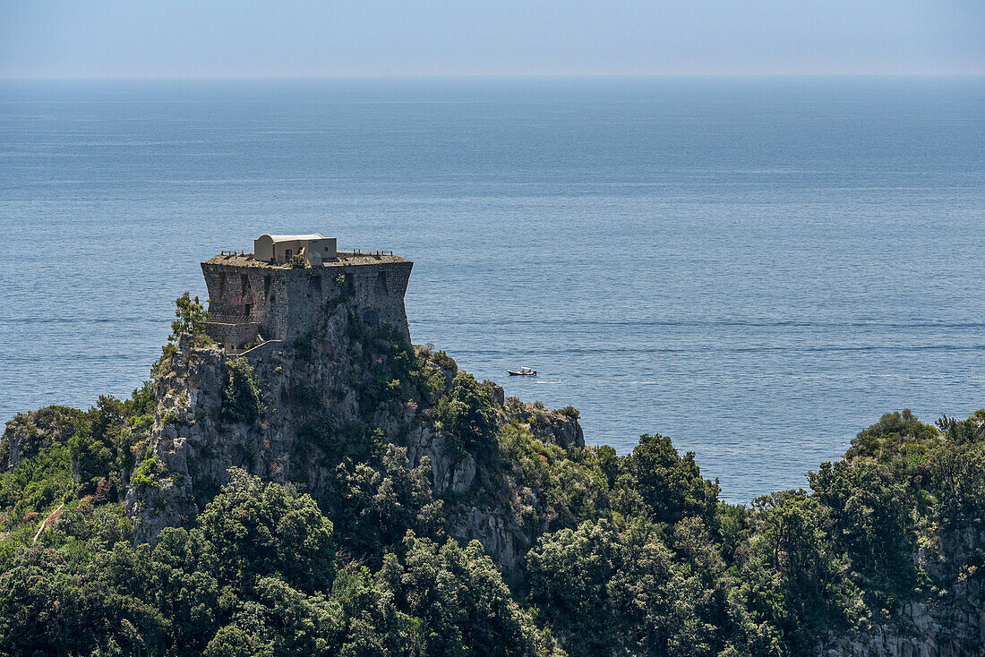 Felsvorsprung mit Festung und alter Steinfestung entlang der Amalfiküste in Praiano; Salerno, Italien