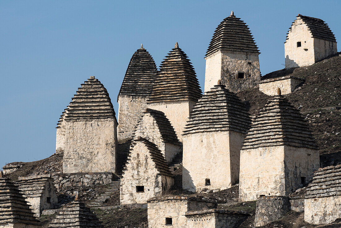 Verlassenes Dorf mit traditionellen Kegeldachhütten am Berghang in Inguschetien; Republik Inguschetien, Russland