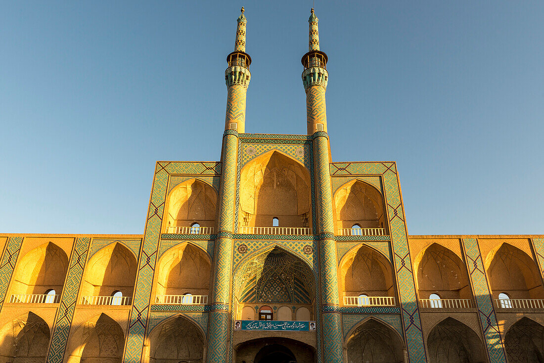 Die Jamesh Moschee von Yazd reflektiert das goldene Sonnenlicht vor einem blauen Himmel; Yazd Stadt, Provinz Yazd, Iran