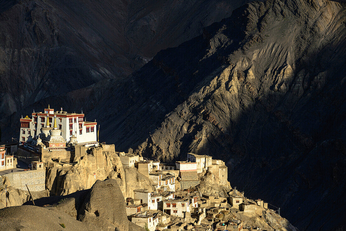 Blick auf das tibetisch-buddhistische Lamayuru-Kloster auf einer Klippe bei Sonnenuntergang in Lamayouro im Distrikt Leh in der Region Ladakh; Jammu und Kaschmir, Indien