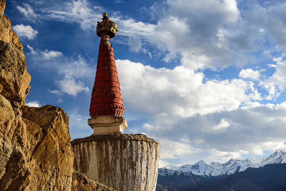 Nahaufnahme einer Stupa einer tibetisch-buddhistischen Gompa mit verschneiten Bergen im Hintergrund; Jammu und Kaschmir, Indien