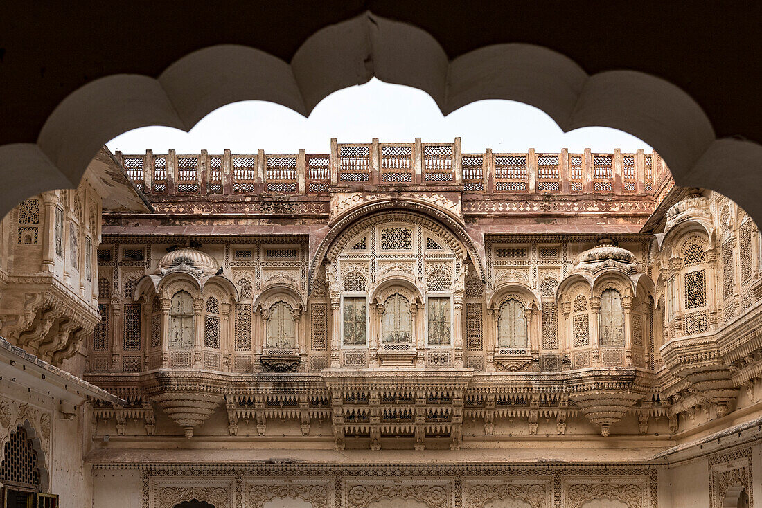 Detailliertes Mauerwerk des Innenhofs des Mehrangarh Forts; Jodhpur, Rajasthan, Indien