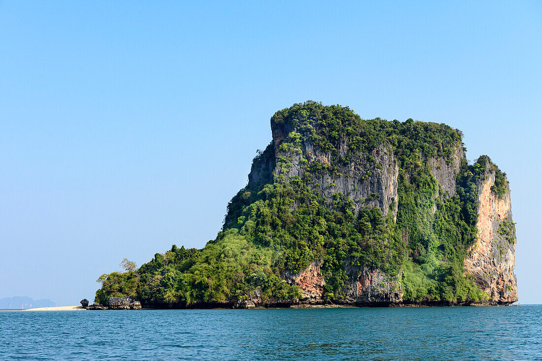 Blick auf einen kleinen Strand auf einer tropischen Insel in den Gewässern der Straße von Malakka; Phang Nga Bay, Thailand