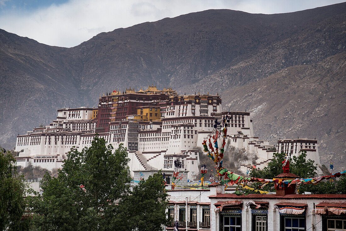 Potala-Palast mit Gebetsfahnen, einst der Winterpalast der Dalai Lamas; Lhasa, Autonome Region Tibet, Tibet
