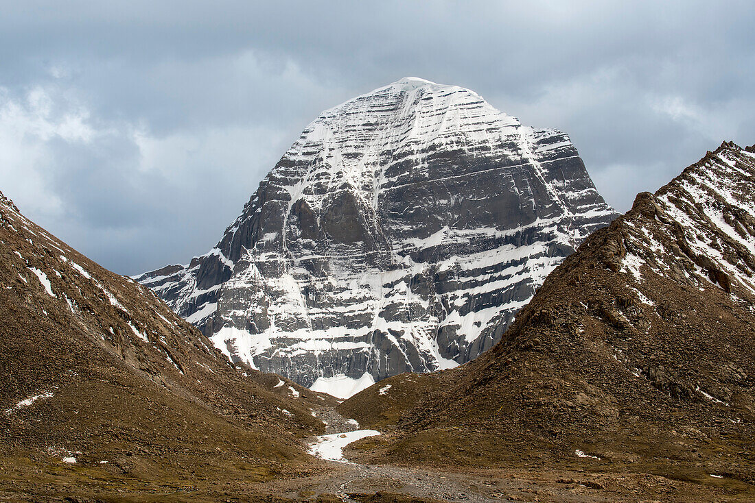 Blick auf den schneebedeckten Mount Kailash, die Axis Mundi, Zentrum der Welt; Bezirk Burang, Präfektur Ngari, Autonome Region Tibet, Tibet