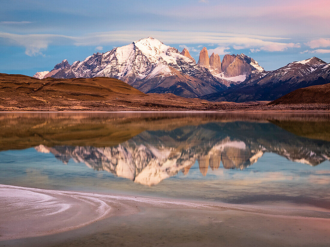 Salzmuster und Reflexion bei Sonnenaufgang im Lago Azul, Torres del Paine National Park; Patagonien, Chile
