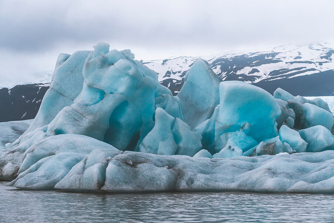 Nahaufnahme der Eisberge und blauen Eisformationen des Fjallsjokull-Gletschers von der Fjallsarlon Glacier Lagoon aus gesehen, am Südende des berühmten isländischen Gletschers Vatnaj?l in Südisland; Südisland, Island