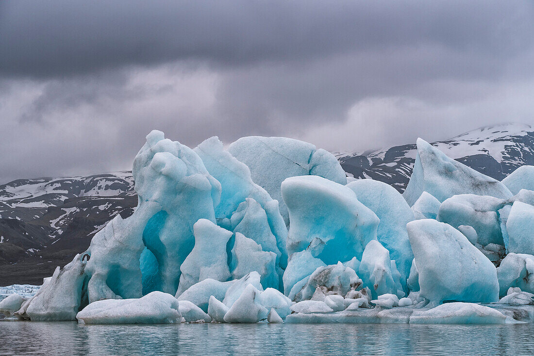 Nahaufnahme der Eisberge und blauen Eisformationen des Fjallsjokull-Gletschers von der Fjallsarlon Gletscherlagune aus gesehen, am Südende des berühmten isländischen Gletschers Vatnaj?l in Südisland; Südisland, Island