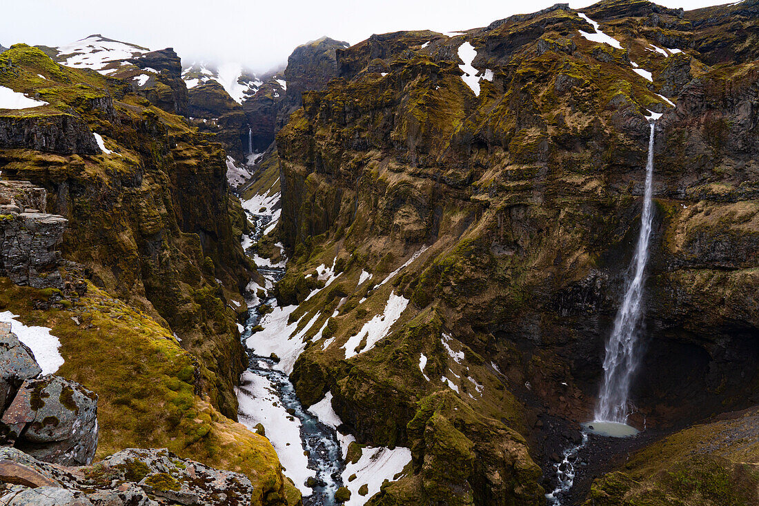 Ein Paradies für Wanderer, Mulagljufur Canyon mit Blick auf abgelegene Wasserfälle vor den felsigen Klippen; Vik, Südisland, Island