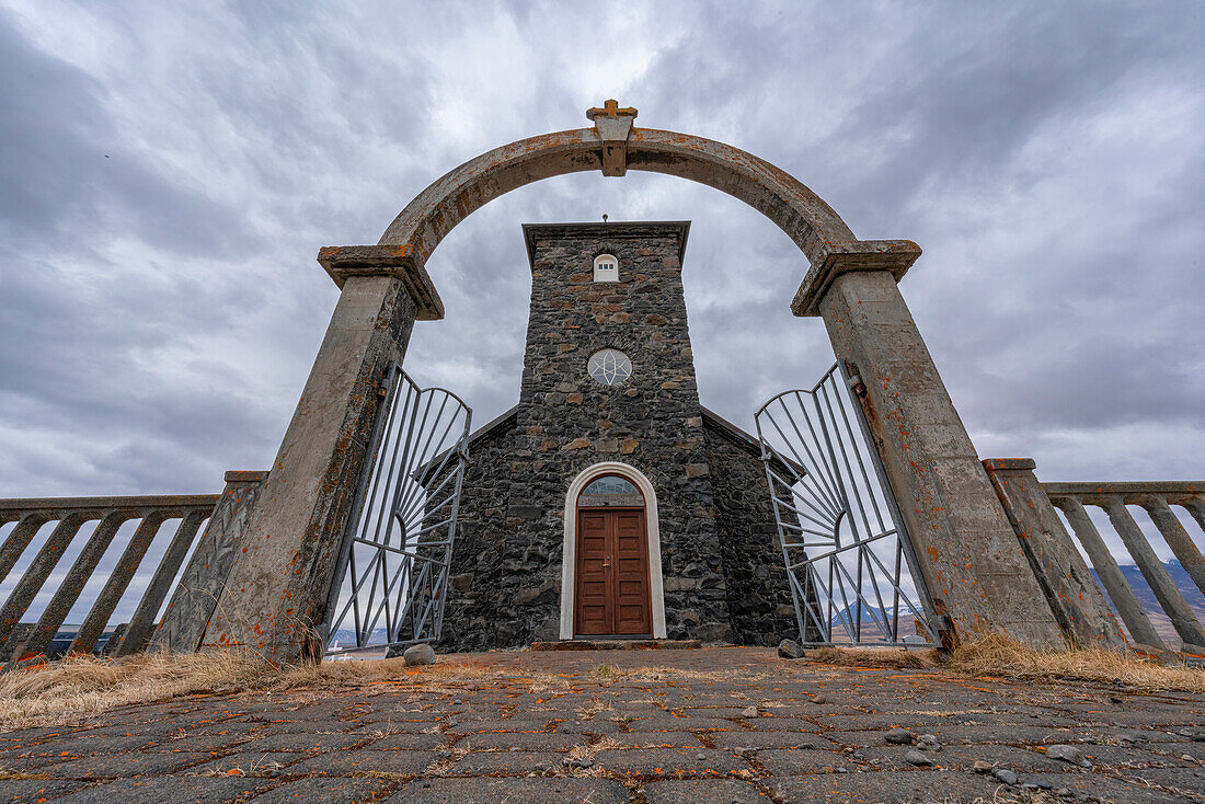 Torbogen und Vordereingang der ?ngeyrakirkja an einem bewölkten Tag. Eine der ältesten Steinkirchen in Island; Nordisland, Island