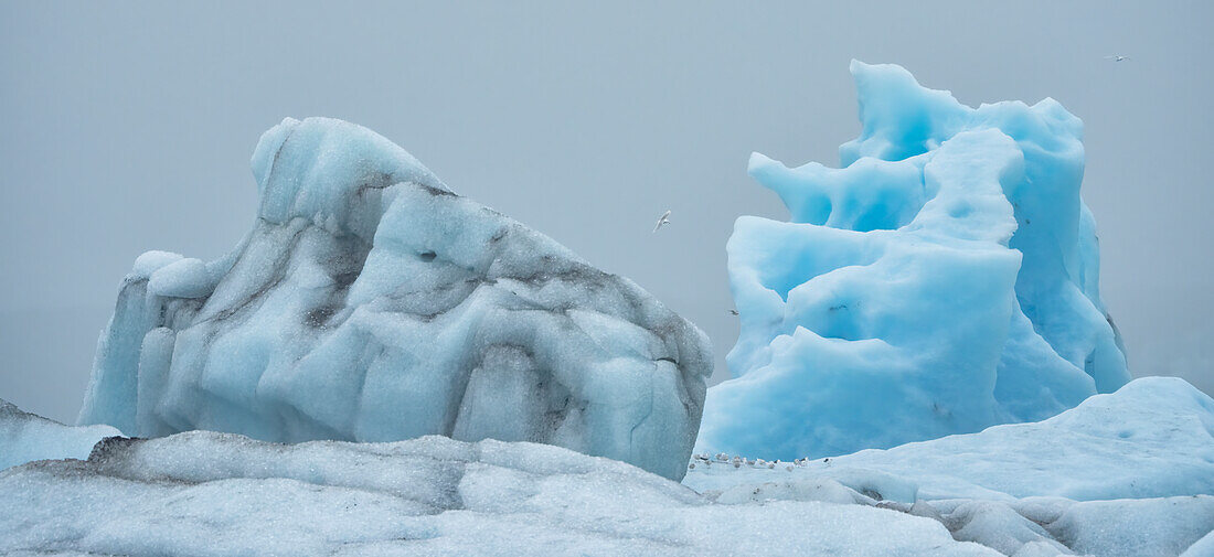 Nahaufnahme von wunderschönen Eisbergen und erstaunlichen, blauen Eisformationen und Formen der J?s???lacier Lagoon am Südende des berühmten isländischen Gletschers Vatnaj?l in Südisland; Südisland, Island