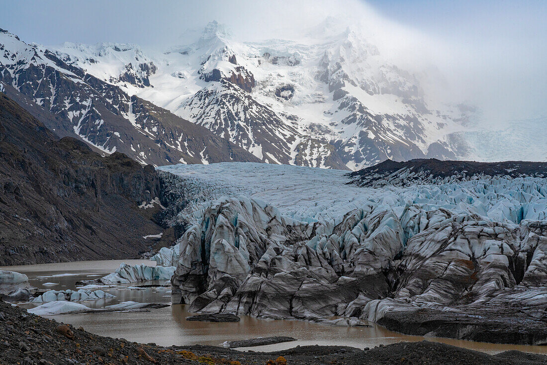 Gletscher, der zu einem gletscherbedeckten Berg im Süden Islands hinaufführt; Island