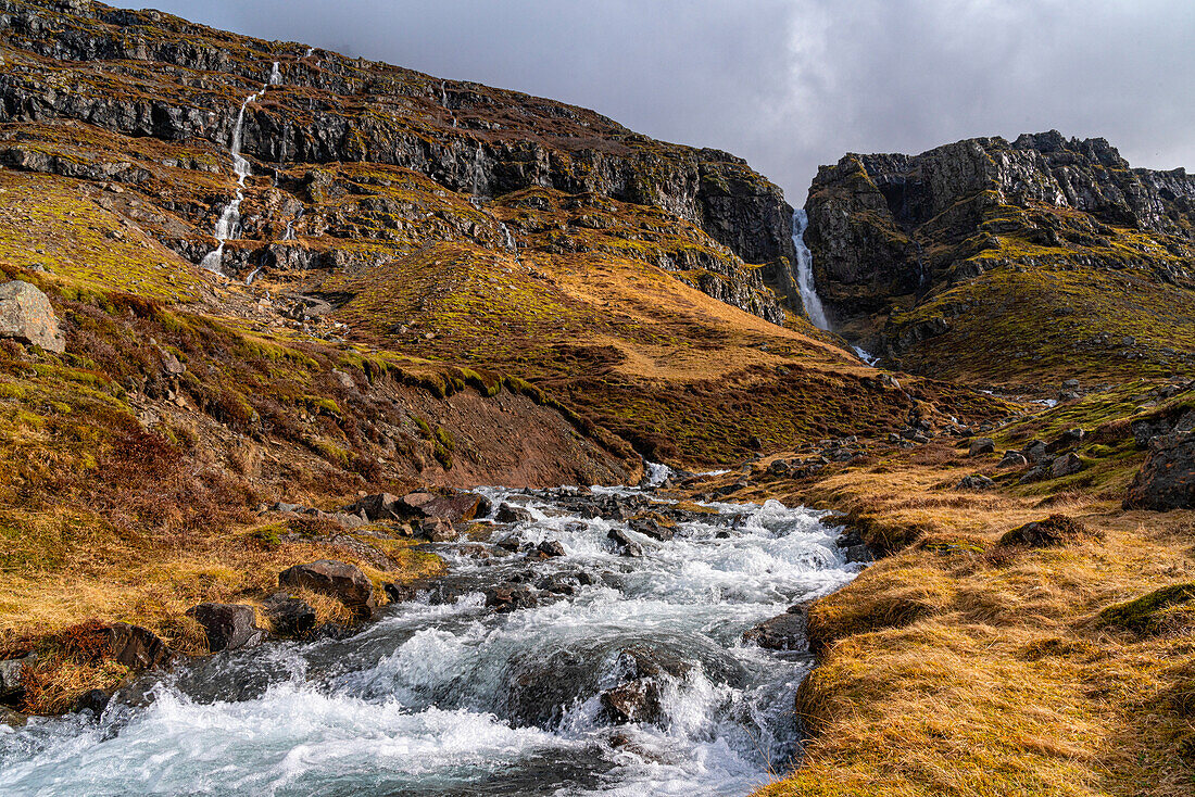 Zahlreiche Wasserfälle fließen die Berge von Südisland hinunter, während der Winter dem Frühling weicht; Island