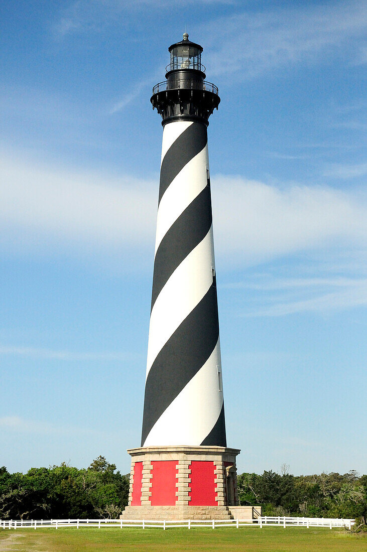 Tagesansicht des Cape Hatteras Leuchtturms; Cape Hatteras National Seashore, Hatteras Island, North Carolina.