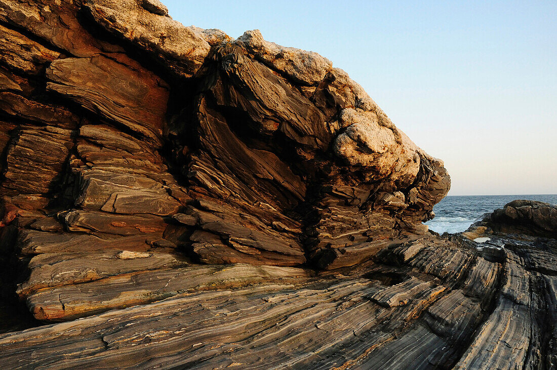 Eine Felsformation am Meer bei Pemaquid Point, Maine; Pemaquid Point, Maine.