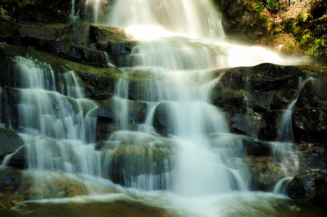 Panoramablick auf die Laurel Falls in den Smoky Mountains; Laurel Falls, Great Smoky Mountains National Park, Tennessee.