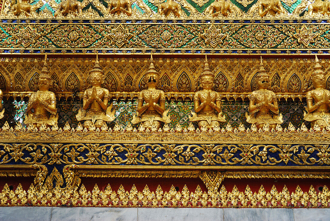 Krut-Statuen schmücken die Bibliothek des Tempels des Smaragdbuddhas; Phra Mondop Bibliothek, Großer Palast, Bangkok, Thailand.