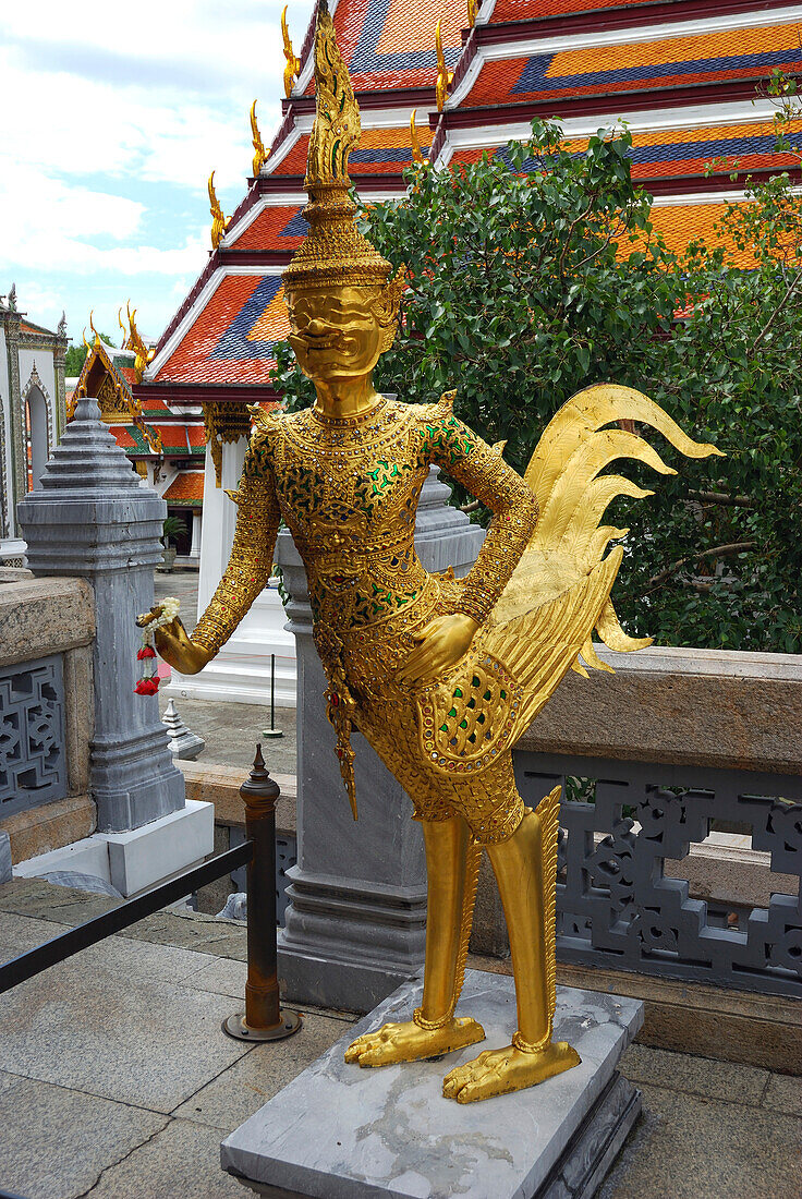 Eine Statue des Kinnon, eines mythologischen Wesens, das halb Mensch, halb Vogel ist; Tempel des Smaragdbuddhas, Großer Palast, Bangkok, Thailand.