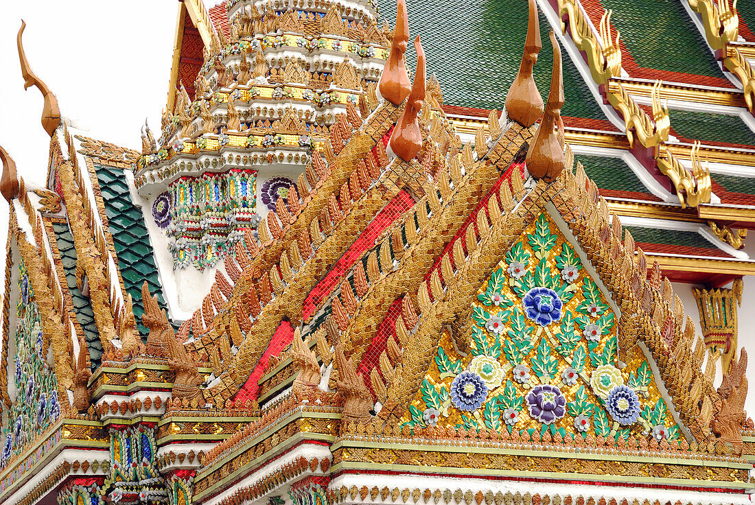 Detail des verschnörkelten Daches der Phra Thinang Dusit Maha Prasit Thronhalle; Der Große Palast, Bangkok, Thailand.